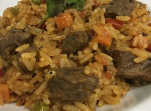 Una foto de Guiso de arroz y carne
