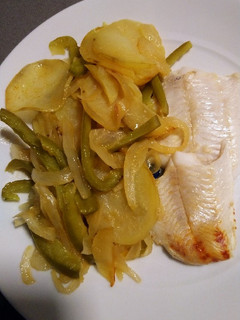 Una foto de Lenguado al horno con patatas y pimientos