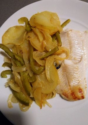 Foto principal de Lenguado al horno con patatas y pimientos