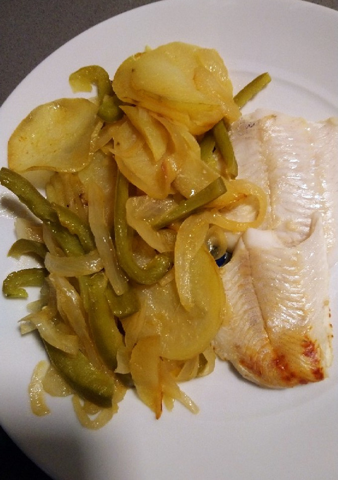 Una foto de Lenguado al horno con patatas y pimientos