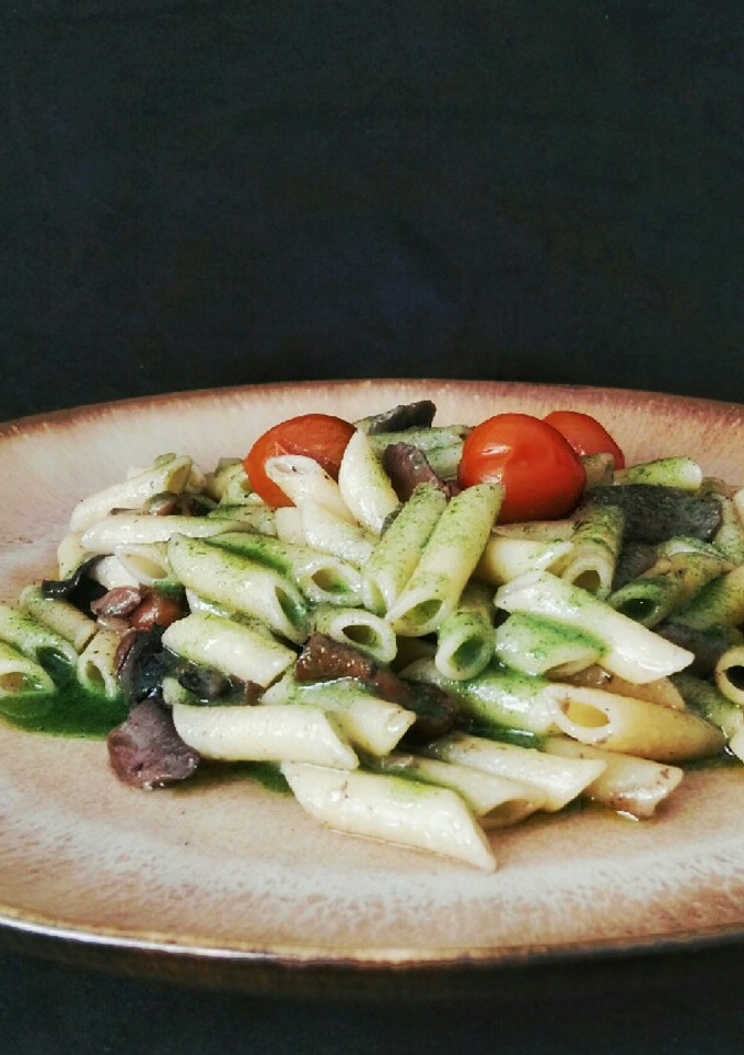 Una foto de Macarrones con setas y salsa de espirulina