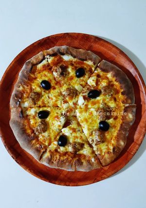 Une photo de Pizza merguez fromages 🍕