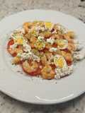 Huevos 🥚 de codorniz cocidos en ensalada 🍅🍤🧀