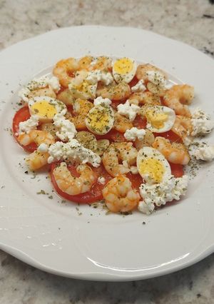 Foto principal de Huevos 🥚 de codorniz cocidos en ensalada 🍅🍤🧀