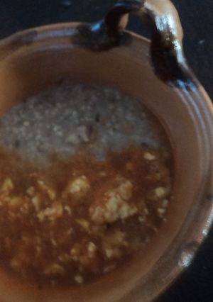 Una foto de Huevos en caldillo de milpa y frijoles quebrados con asiento