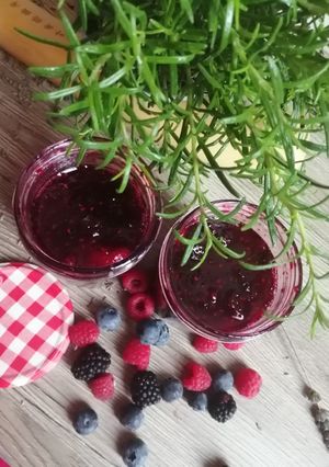 Une photo de Confiture fruits rouges romarin