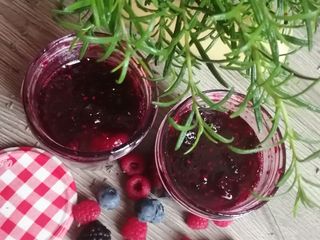 Confiture fruits rouges romarin