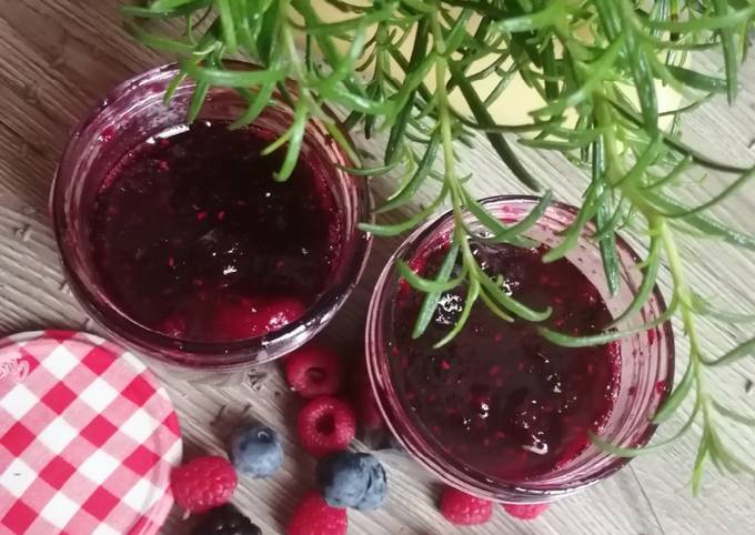 Confiture fruits rouges romarin