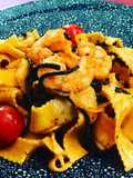 Cintas de pasta al huevo con langostinos y espagueti nero de merluza
