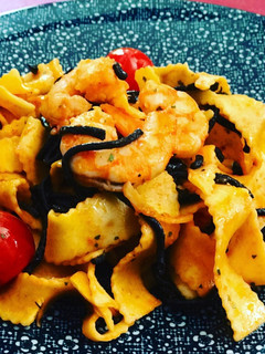 Una foto de Cintas de pasta al huevo con langostinos y espagueti nero de merluza
