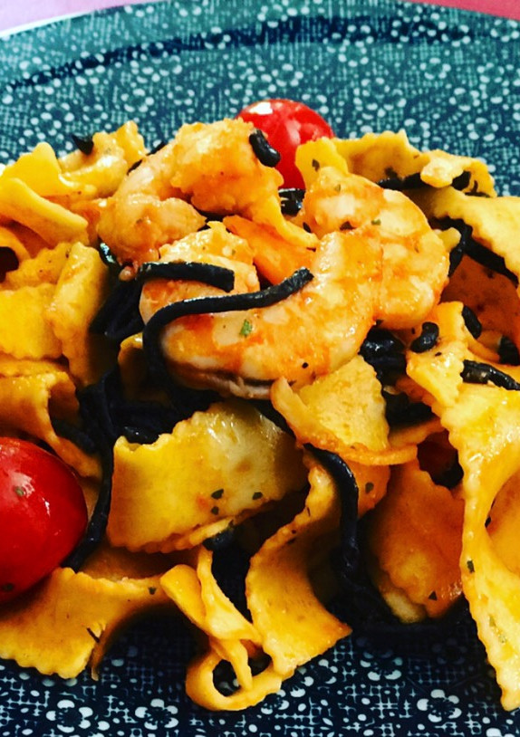 Una foto de Cintas de pasta al huevo con langostinos y espagueti nero de merluza