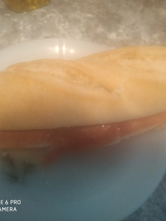 Una foto de Bocadillo de jamón serrano con aceite de oliva