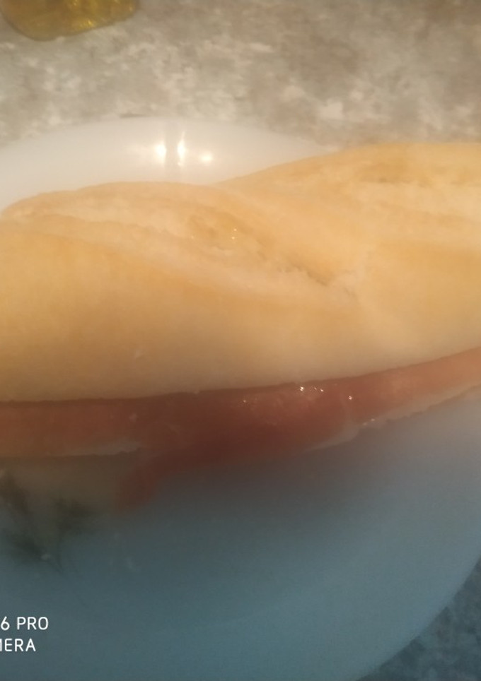 Una foto de Bocadillo de jamón serrano con aceite de oliva