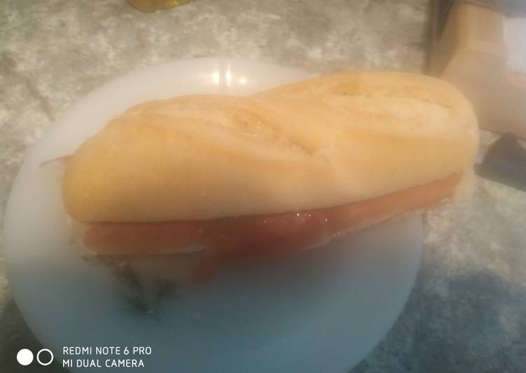 Bocadillo de jamón serrano con aceite de oliva
