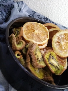 عکسی از دستور کیوی و پرتقال خشک شده