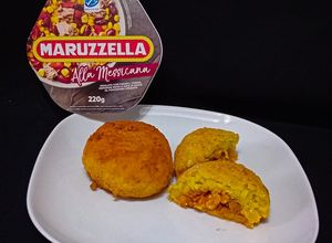 Foto di Arancino di Riso allo Zafferano con Insalata Maruzzella alla Messicana