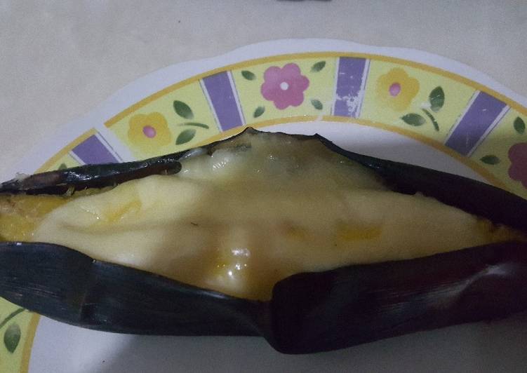 Plátano maduro horneado relleno de jamón y queso