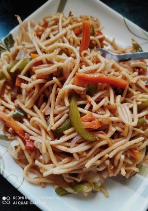 हक्का नूडल्स (hakka noodle recipe in marathi) रेसिपी चे मुख्य फोटो