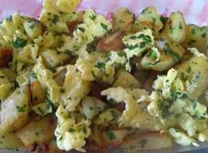 Una foto de Papas revueltas con huevo!Una idea rápida y sencilla para almorzar o cenar fácil y rico!