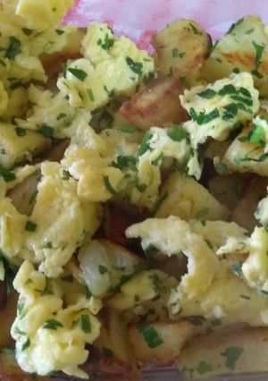 Una foto de Papas revueltas con huevo!Una idea rápida y sencilla para almorzar o cenar fácil y rico!