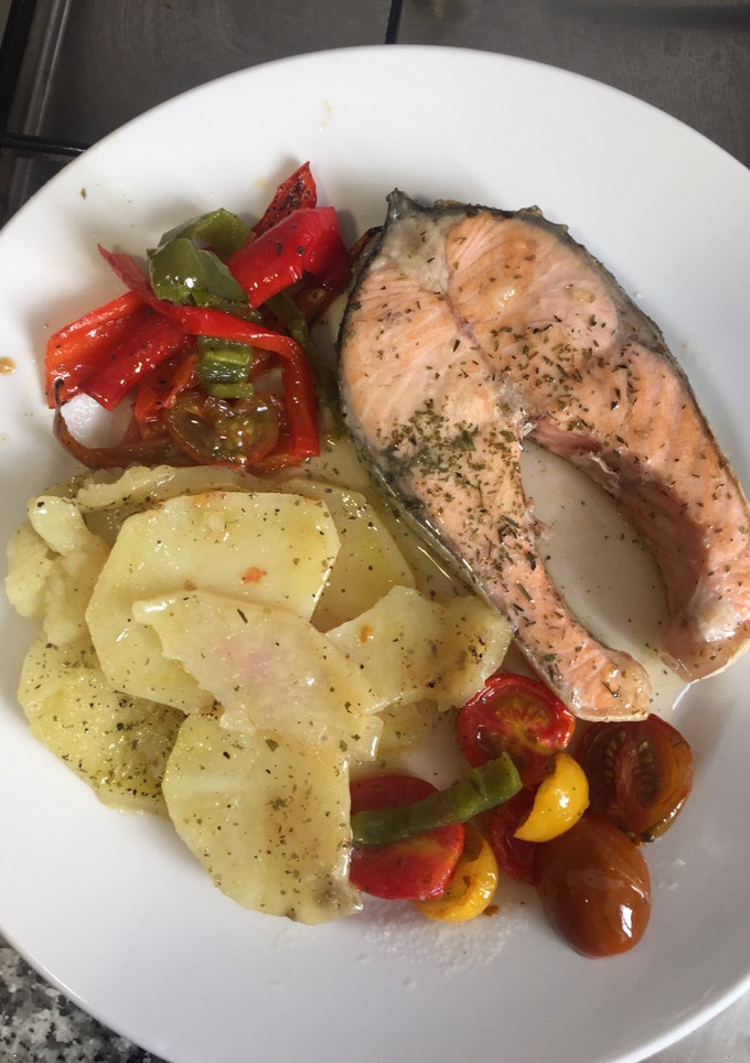 Una foto de Salmón al Horno con Patatas