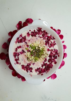 A picture of Kheer-e-bahar sang rose.