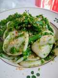 Orecchiette pugliesi fatte a mano con cime di rapa croccanti