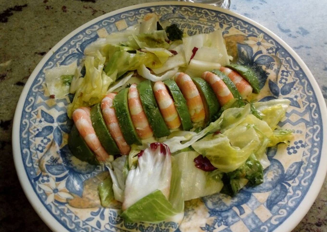 Ensalada de aguacate y gambas con salsa rosa