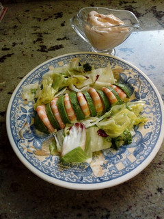 Una foto de Ensalada de aguacate y gambas con salsa rosa