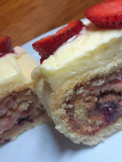 Una foto de Pionono Fácil de Frutillas 🍓 y Dulce de Leche