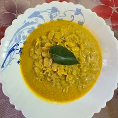 A picture of Konkani style bilda (lima beans).
