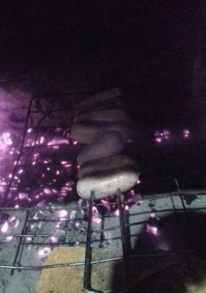 Una foto de Chorizos en la estufa a leña