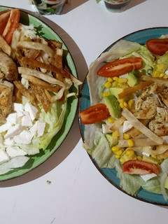 Una foto de Ensalada Latina con pechuga a la plancha
