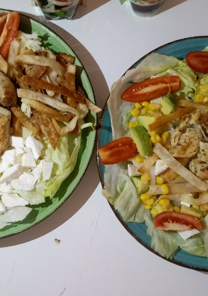 Una foto de Ensalada Latina con pechuga a la plancha