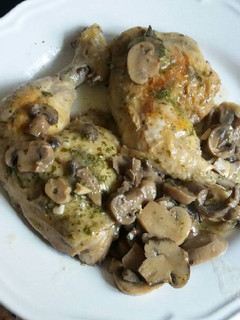 Una foto de Muslos de pollo con champiñones al ajillo