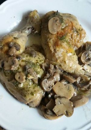 Una foto de Muslos de pollo con champiñones al ajillo