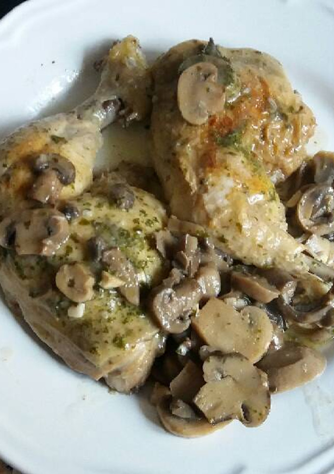 Una foto de Muslos de pollo con champiñones al ajillo
