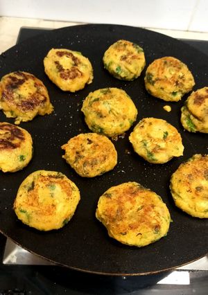 A picture of Chicken and potato cutluts 🥔 🥔 🌿 🍗.