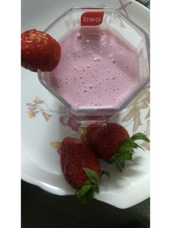 स्ट्रॉबेरी मिल्क शेक (Strawberry Milk shake recipe in Hindi) रेसिपी मुख्य फोटो
