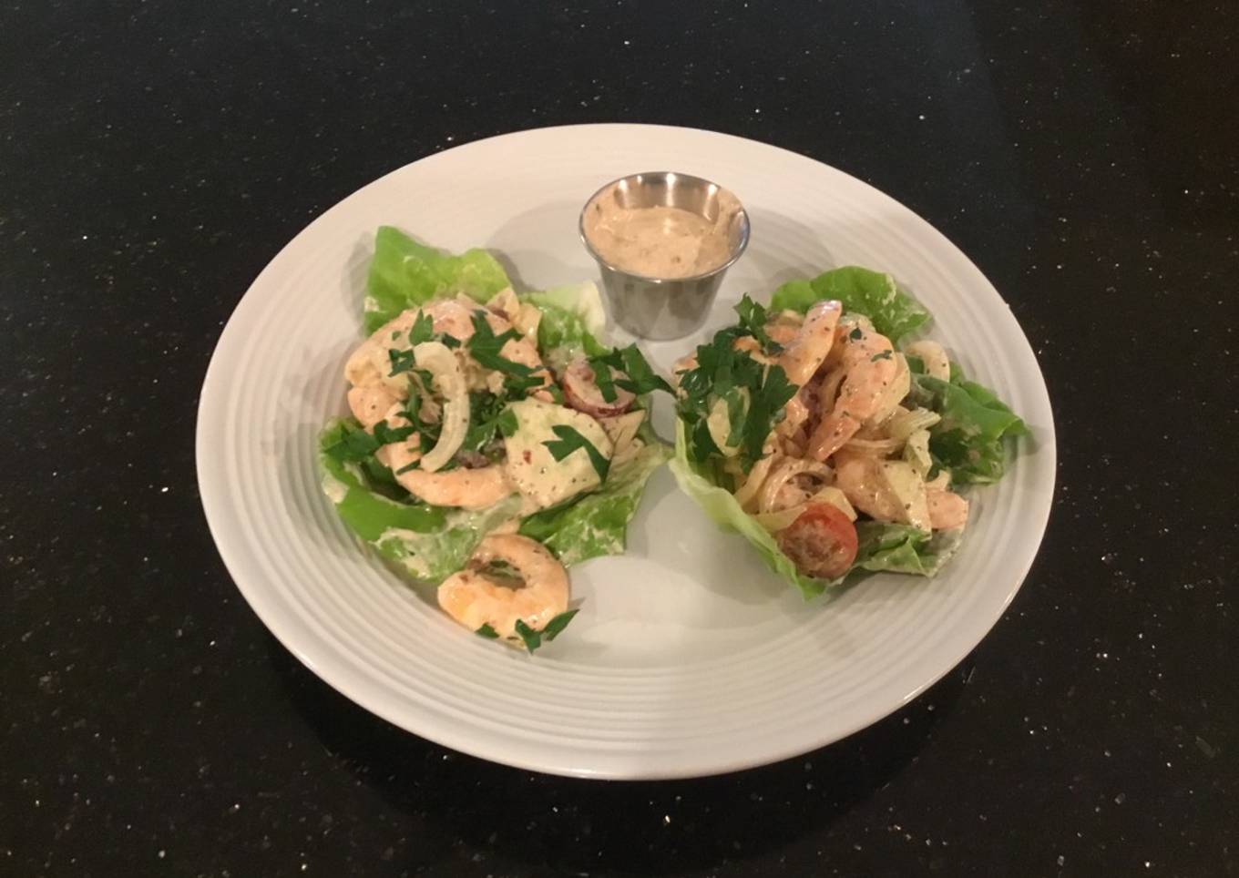 Salad roll with shrimps and cucumber salad