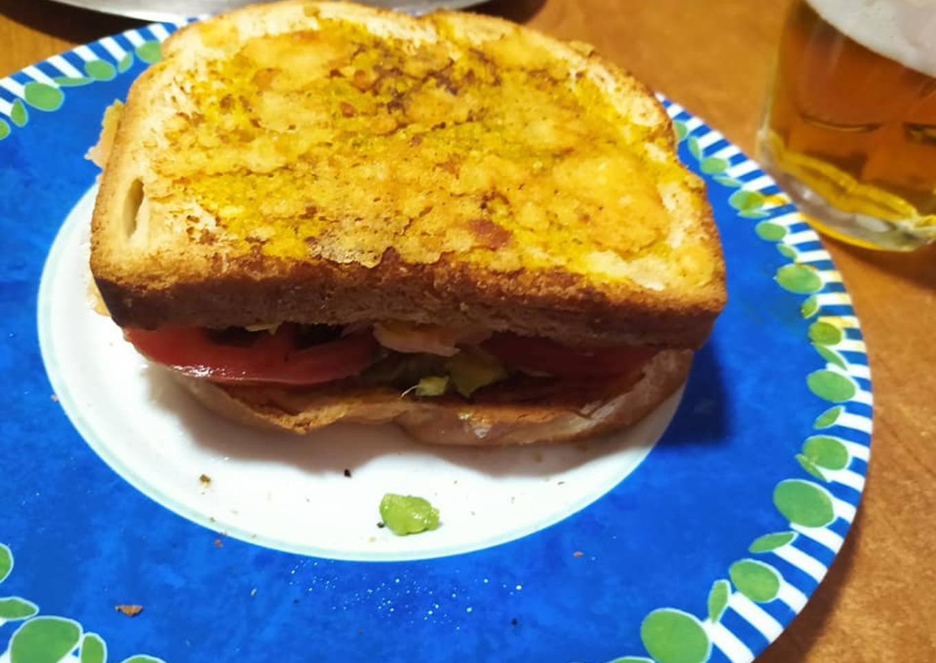 Sándwich de aguacate, salmón y tomate