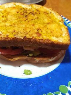 Una foto de Sándwich de aguacate, salmón y tomate