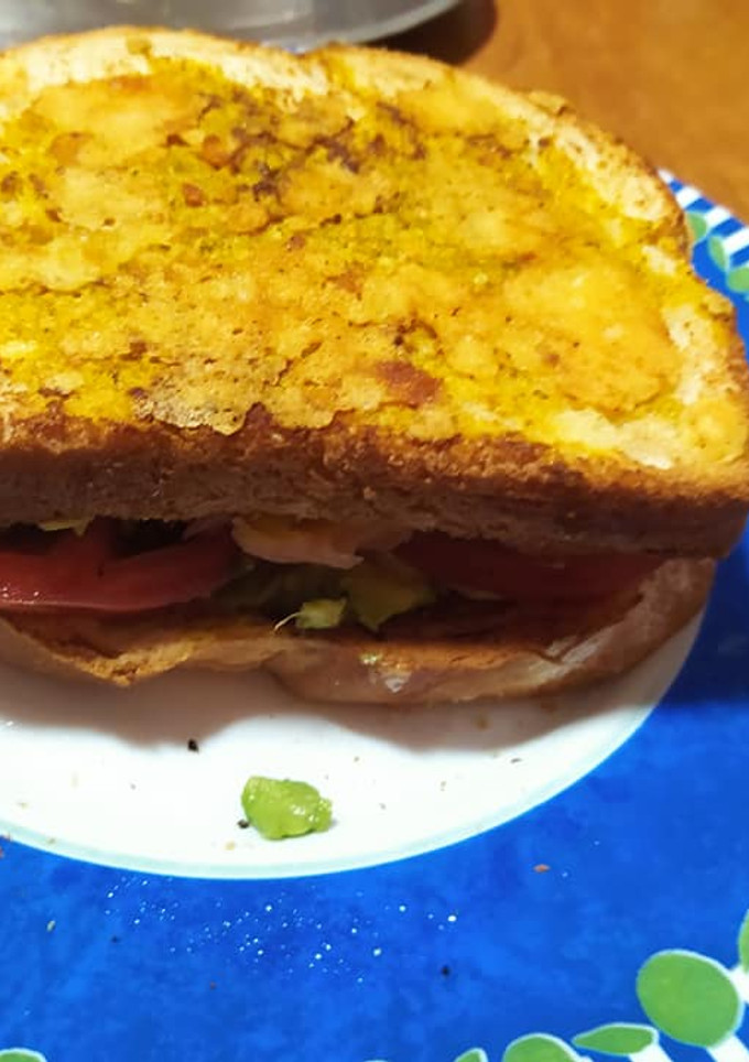 Una foto de Sándwich de aguacate, salmón y tomate