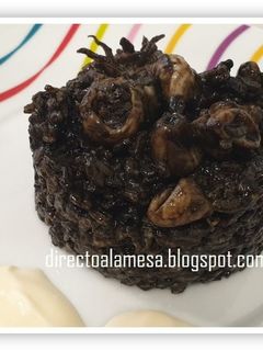 Una foto de Arroz negro con calamares y salsa alioli