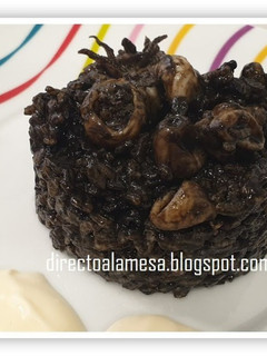 Una foto de Arroz negro con calamares y salsa alioli