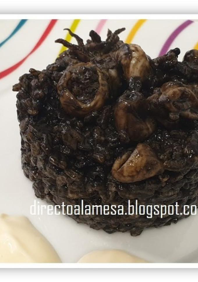 Una foto de Arroz negro con calamares y salsa alioli