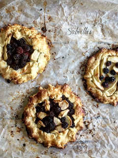 Una foto de Galette de Manzana y Moras silvestres