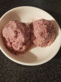 Una foto de Helado de yogur y frutas