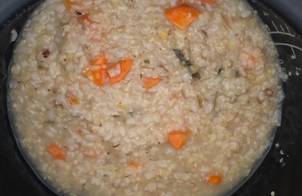 Cháo gạo lứt hạt kê-đậu lăng-cà rốt nấu xương gà