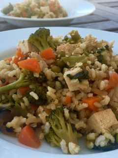 Una foto de Arroz integral con verduras y tofu
